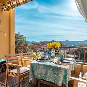 L'odyssee Provencale, Un Duplex De Charme De 2 Au Pied Du Village Medieval De Bormes-les-mimosas, Offrant Des Prestations De Gamme Et Superbe Vue Sur Le Massif Des Maures Bormes-les-Mimosas